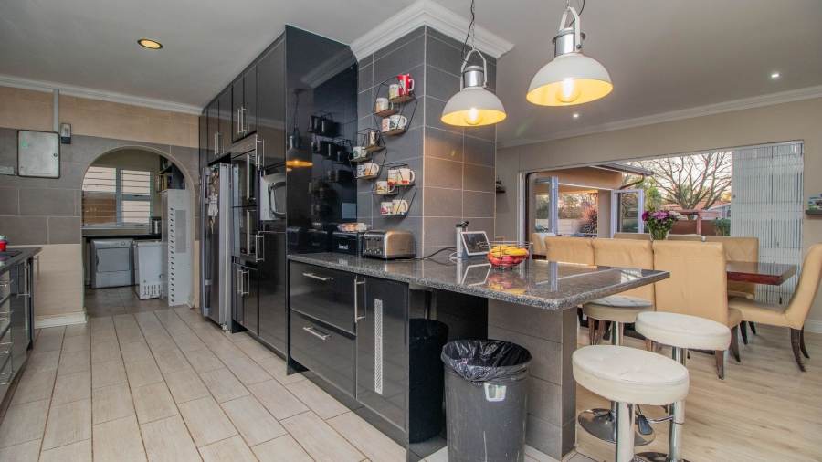 5 Bedroom Property for Sale in Farrarmere Gauteng