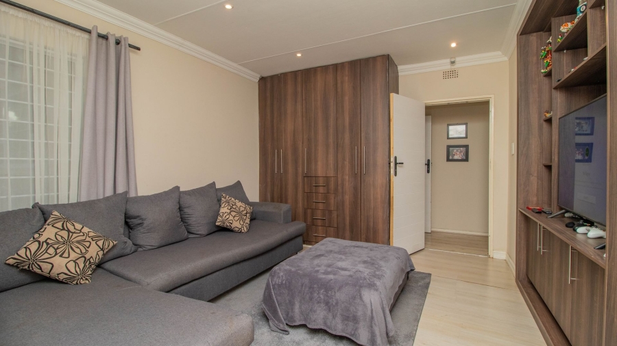 5 Bedroom Property for Sale in Farrarmere Gauteng