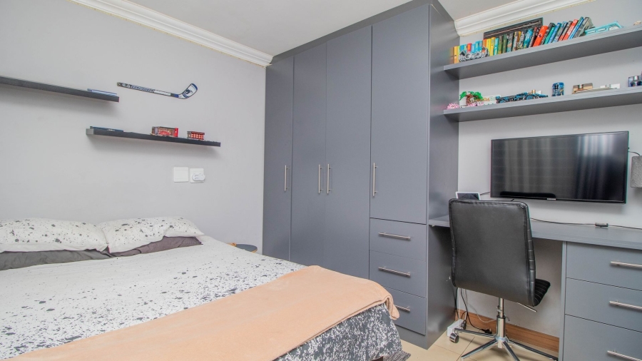 5 Bedroom Property for Sale in Farrarmere Gauteng
