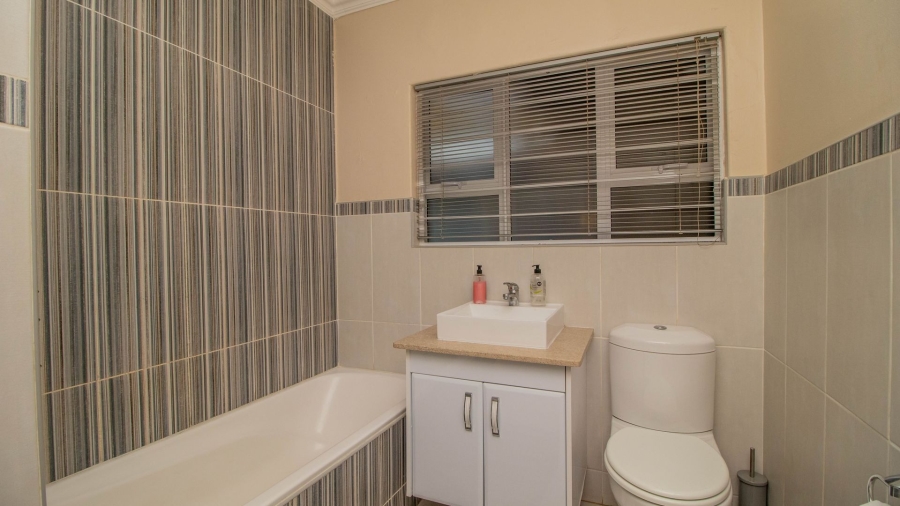 5 Bedroom Property for Sale in Farrarmere Gauteng