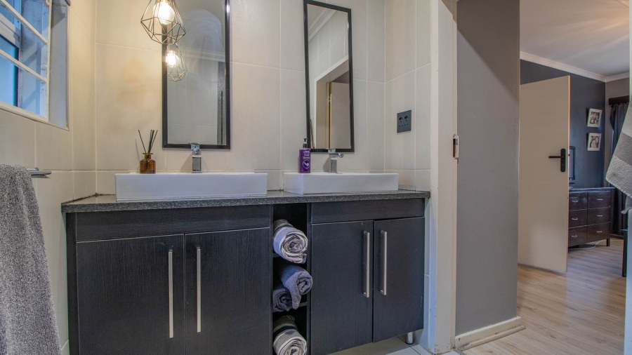 5 Bedroom Property for Sale in Farrarmere Gauteng