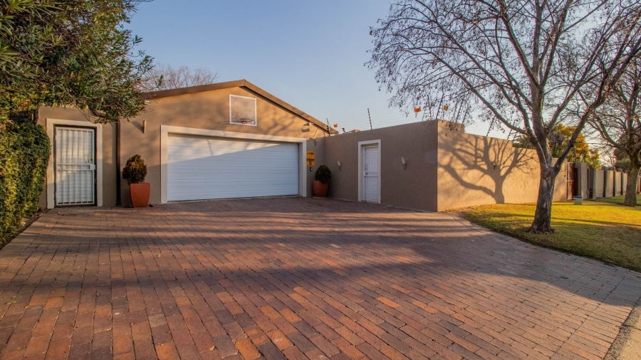 5 Bedroom Property for Sale in Farrarmere Gauteng