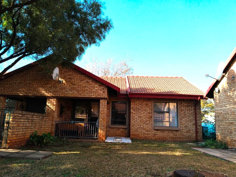 2 Bedroom Property for Sale in Kookrus Gauteng