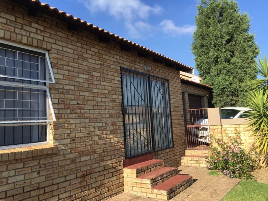 To Let 2 Bedroom Property for Rent in Honeydew Manor Gauteng