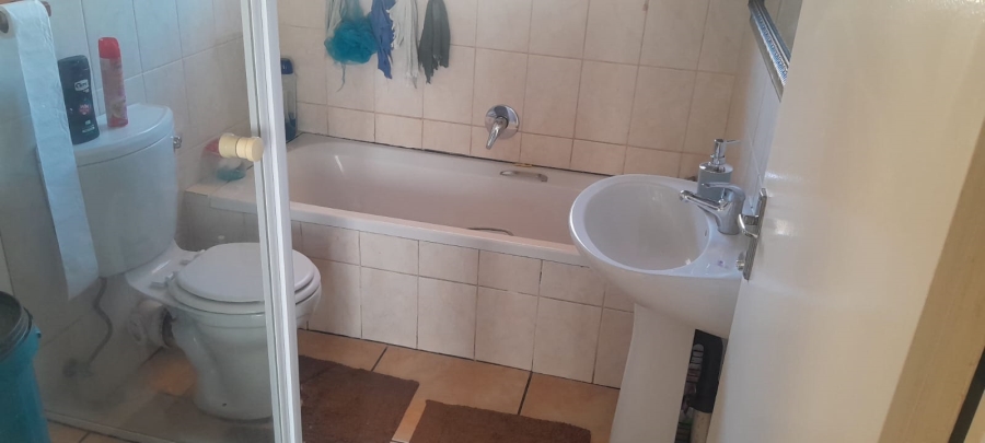 2 Bedroom Property for Sale in Greenhills Gauteng