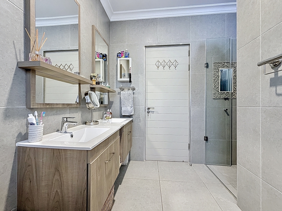 3 Bedroom Property for Sale in Waterkloof Ridge Gauteng