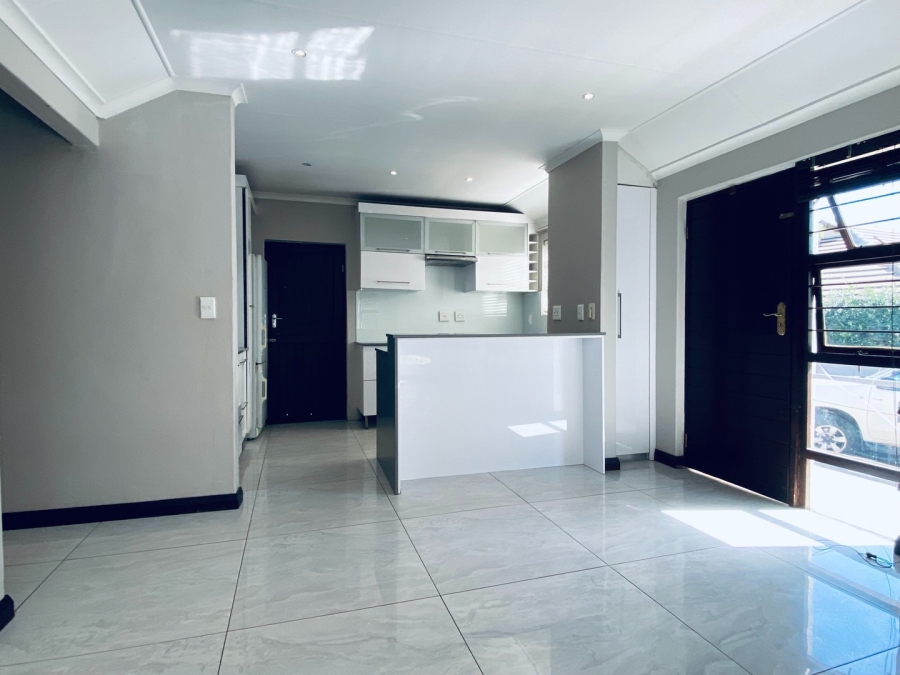 To Let 2 Bedroom Property for Rent in Douglasdale Gauteng