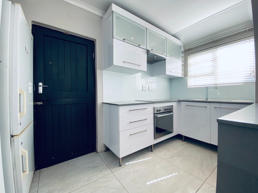 To Let 2 Bedroom Property for Rent in Douglasdale Gauteng