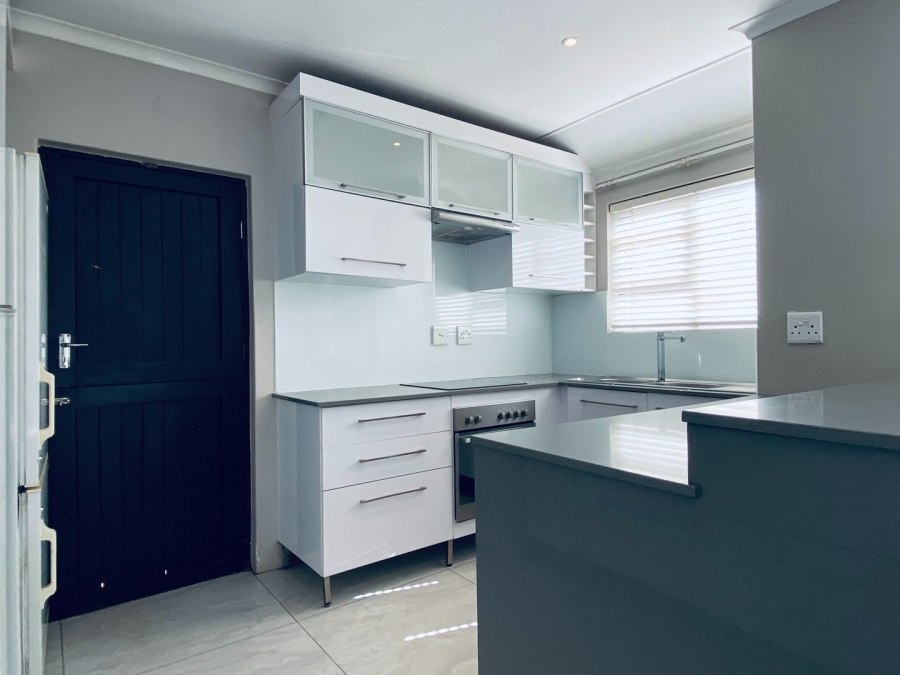 To Let 2 Bedroom Property for Rent in Douglasdale Gauteng