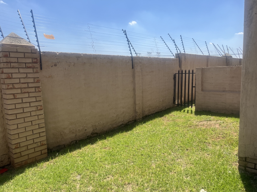 2 Bedroom Property for Sale in Albertsdal Gauteng