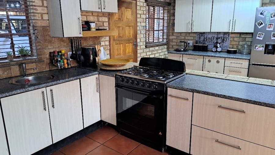 5 Bedroom Property for Sale in Zwartkrans Gauteng