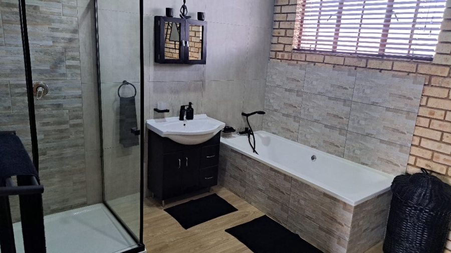 5 Bedroom Property for Sale in Zwartkrans Gauteng