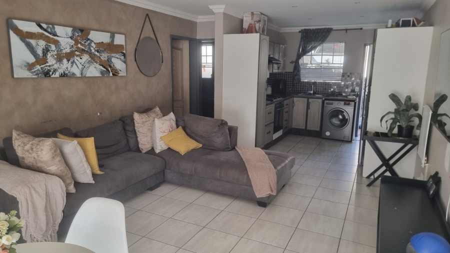 To Let 2 Bedroom Property for Rent in Carenvale Gauteng