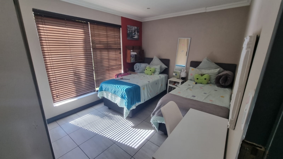 To Let 2 Bedroom Property for Rent in Carenvale Gauteng