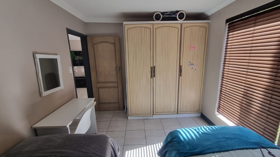 To Let 2 Bedroom Property for Rent in Carenvale Gauteng