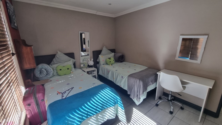 To Let 2 Bedroom Property for Rent in Carenvale Gauteng