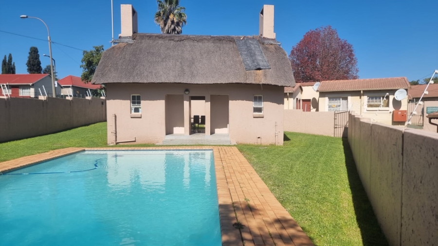 To Let 2 Bedroom Property for Rent in Carenvale Gauteng