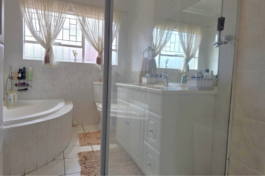 4 Bedroom Property for Sale in Glen Marais Gauteng