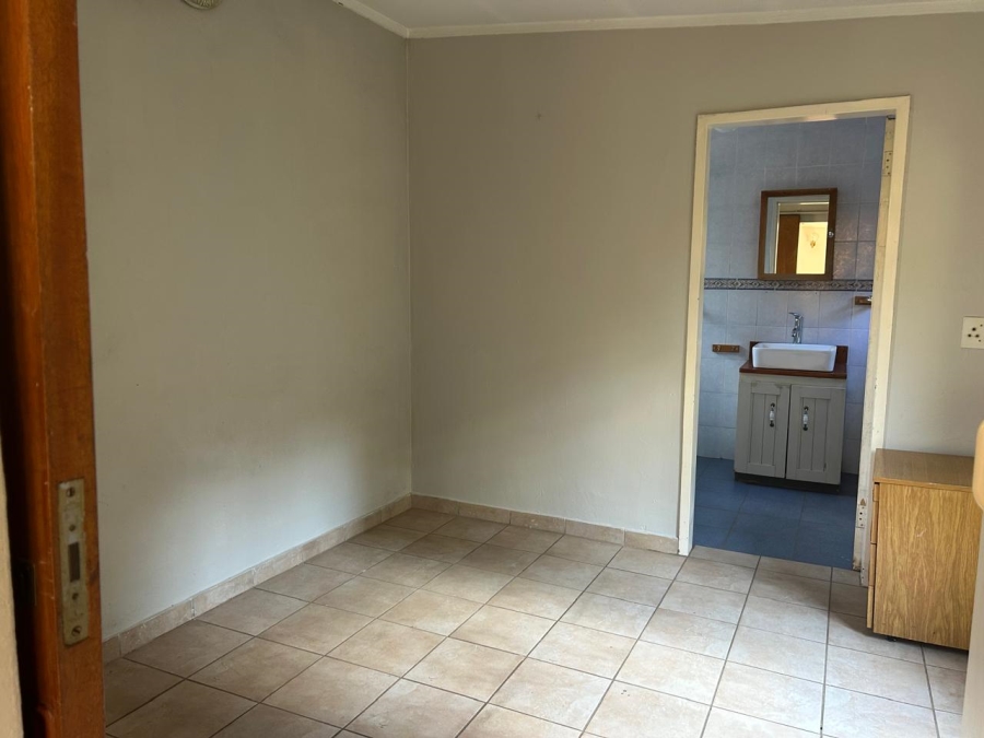 To Let 1 Bedroom Property for Rent in Waverley Gauteng