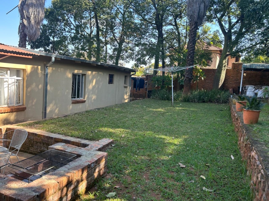 To Let 1 Bedroom Property for Rent in Waverley Gauteng