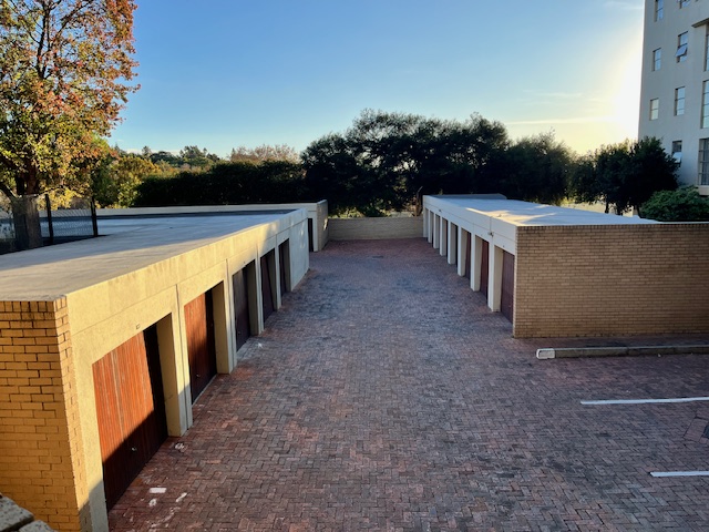 To Let 3 Bedroom Property for Rent in Sandhurst Gauteng