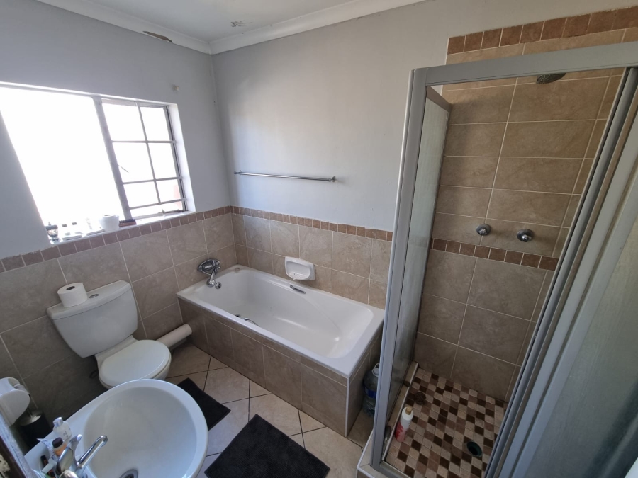 2 Bedroom Property for Sale in Noordwyk Gauteng