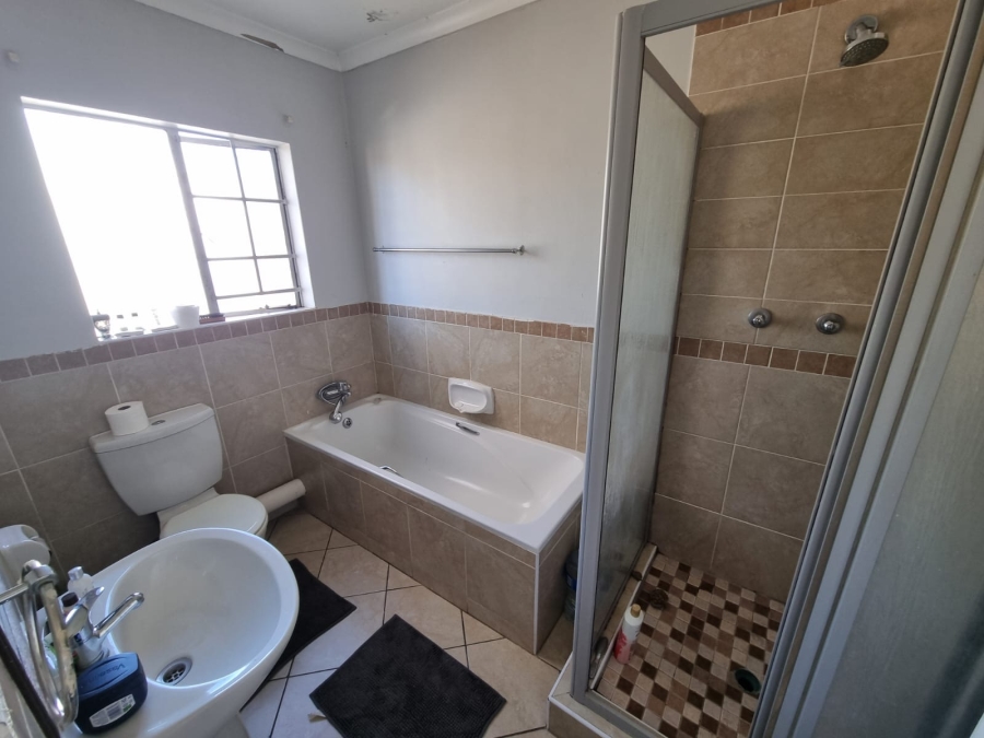 2 Bedroom Property for Sale in Noordwyk Gauteng