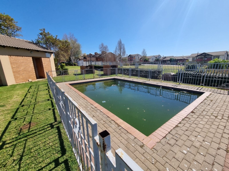 2 Bedroom Property for Sale in Noordwyk Gauteng