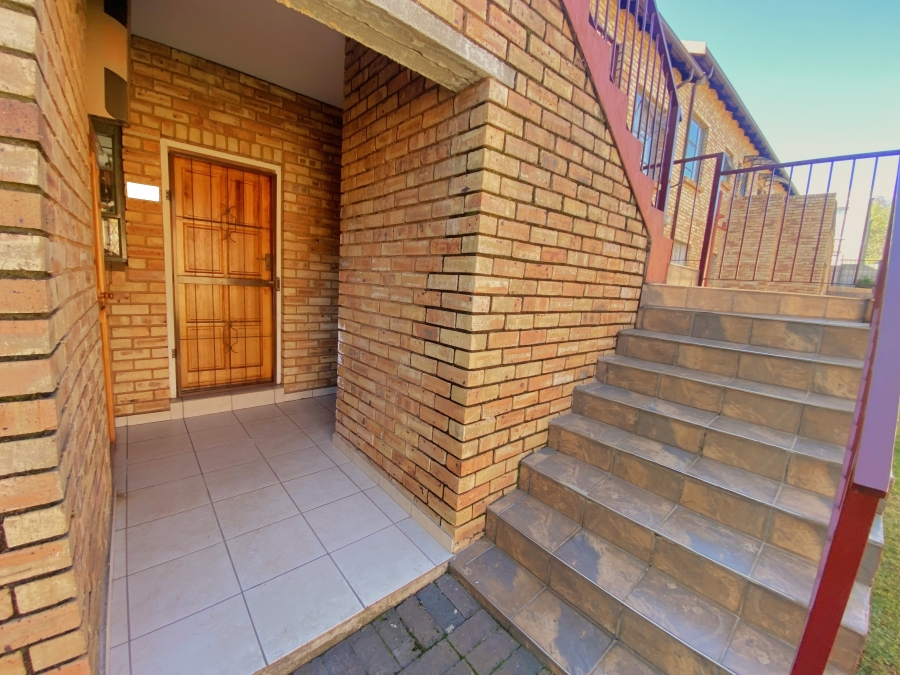 2 Bedroom Property for Sale in Roodekrans Gauteng