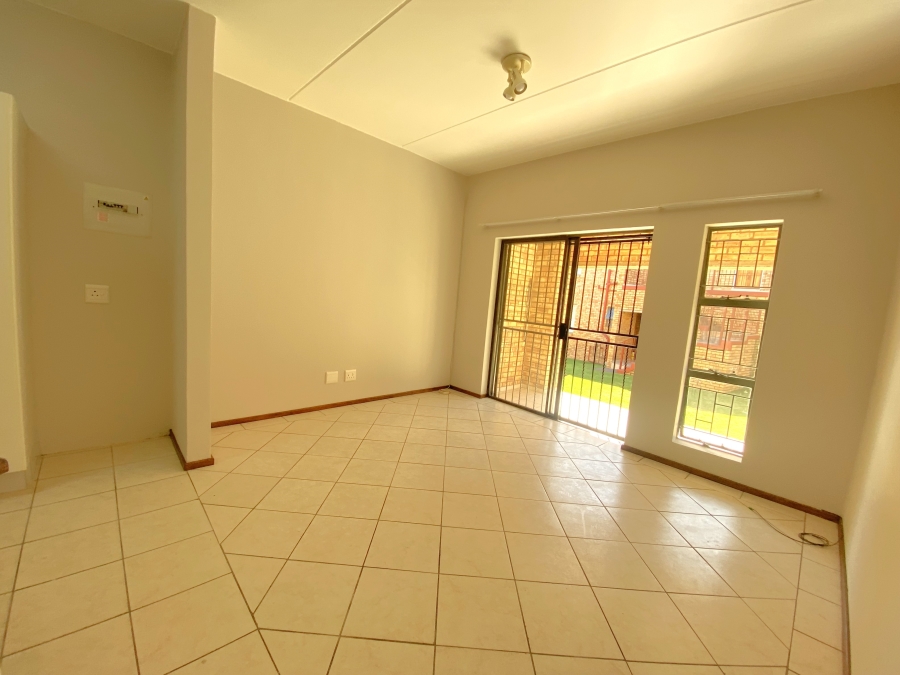 2 Bedroom Property for Sale in Roodekrans Gauteng