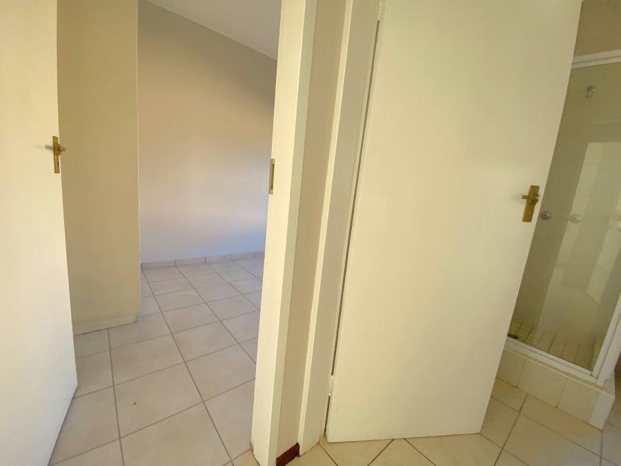 2 Bedroom Property for Sale in Roodekrans Gauteng
