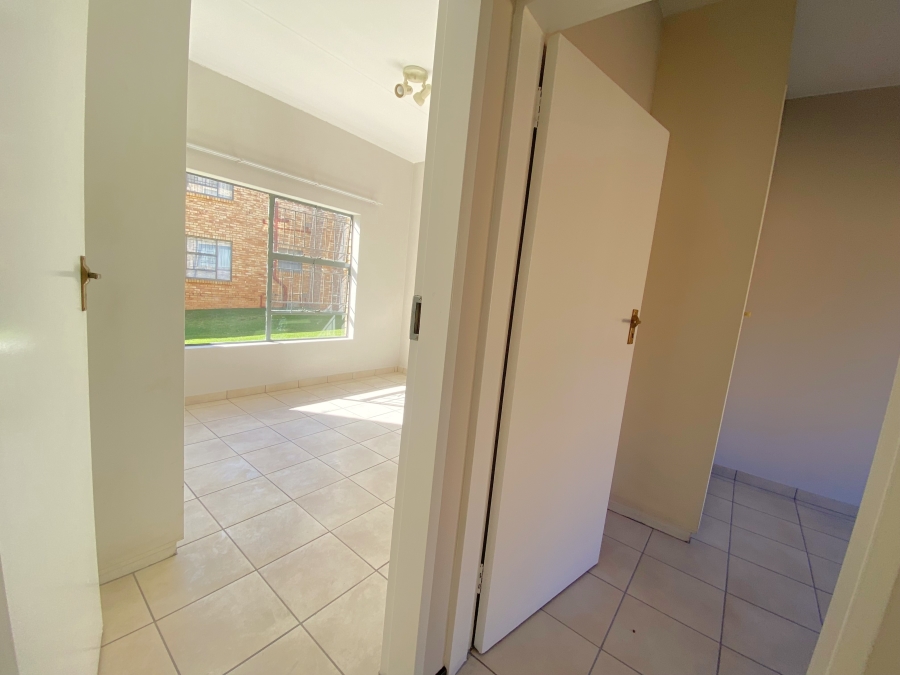 2 Bedroom Property for Sale in Roodekrans Gauteng