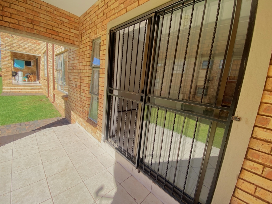 2 Bedroom Property for Sale in Roodekrans Gauteng