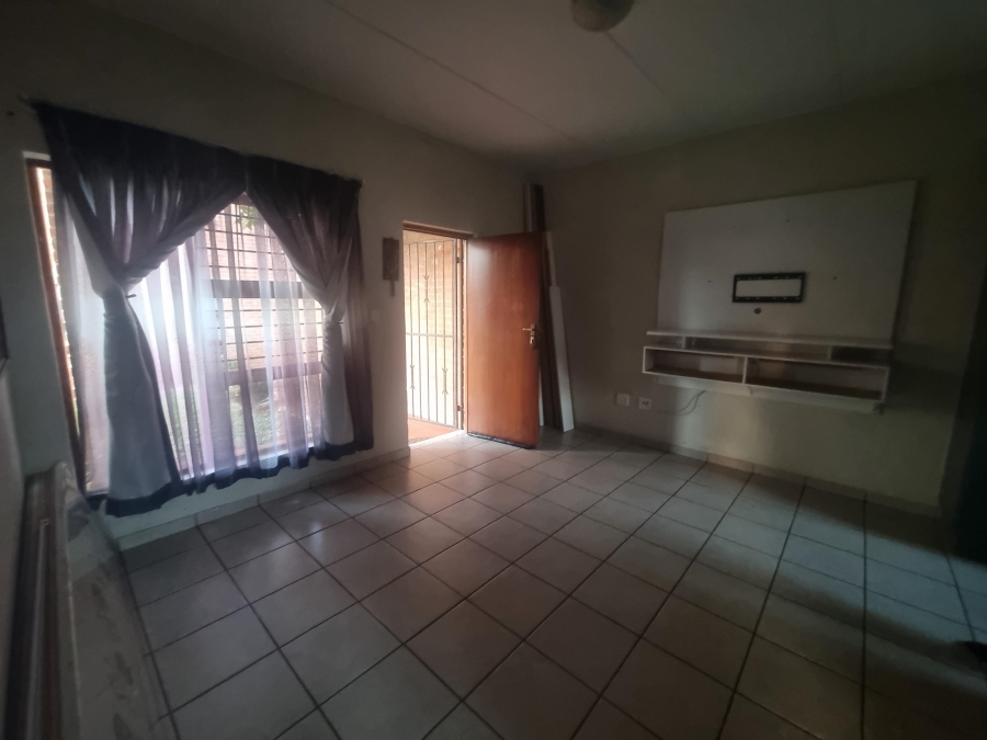 To Let 2 Bedroom Property for Rent in Ruimsig Gauteng
