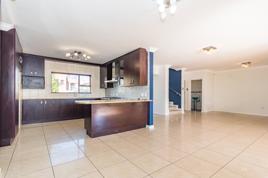 5 Bedroom Property for Sale in Crescent Wood Country Estate Gauteng