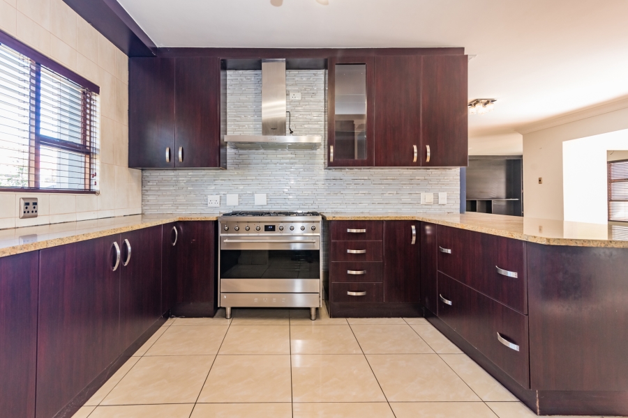 5 Bedroom Property for Sale in Crescent Wood Country Estate Gauteng