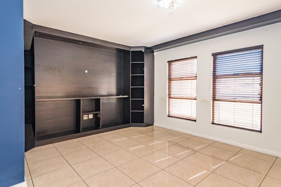 5 Bedroom Property for Sale in Crescent Wood Country Estate Gauteng