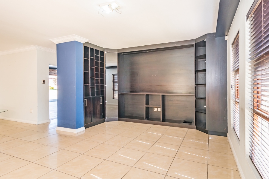 5 Bedroom Property for Sale in Crescent Wood Country Estate Gauteng