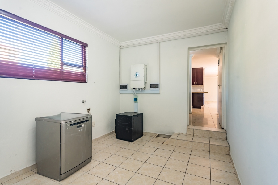 5 Bedroom Property for Sale in Crescent Wood Country Estate Gauteng
