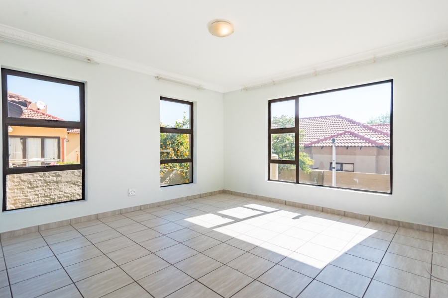 5 Bedroom Property for Sale in Crescent Wood Country Estate Gauteng