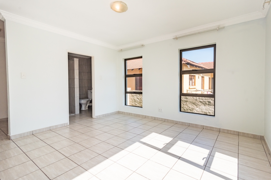 5 Bedroom Property for Sale in Crescent Wood Country Estate Gauteng