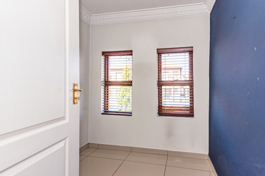 5 Bedroom Property for Sale in Crescent Wood Country Estate Gauteng