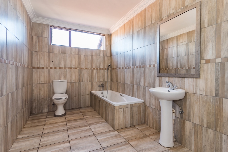 5 Bedroom Property for Sale in Crescent Wood Country Estate Gauteng