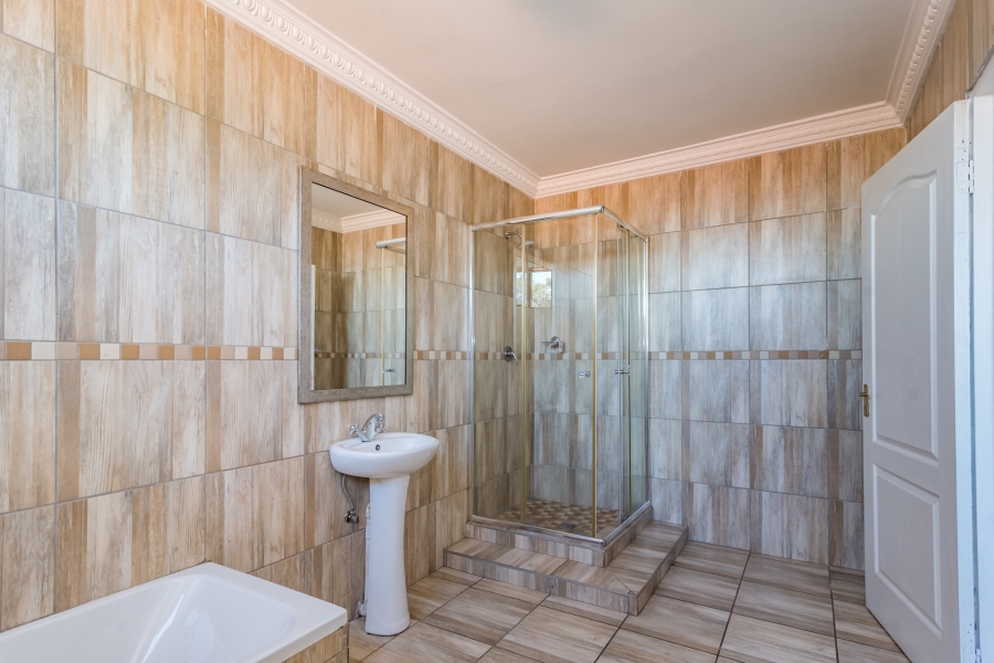 5 Bedroom Property for Sale in Crescent Wood Country Estate Gauteng