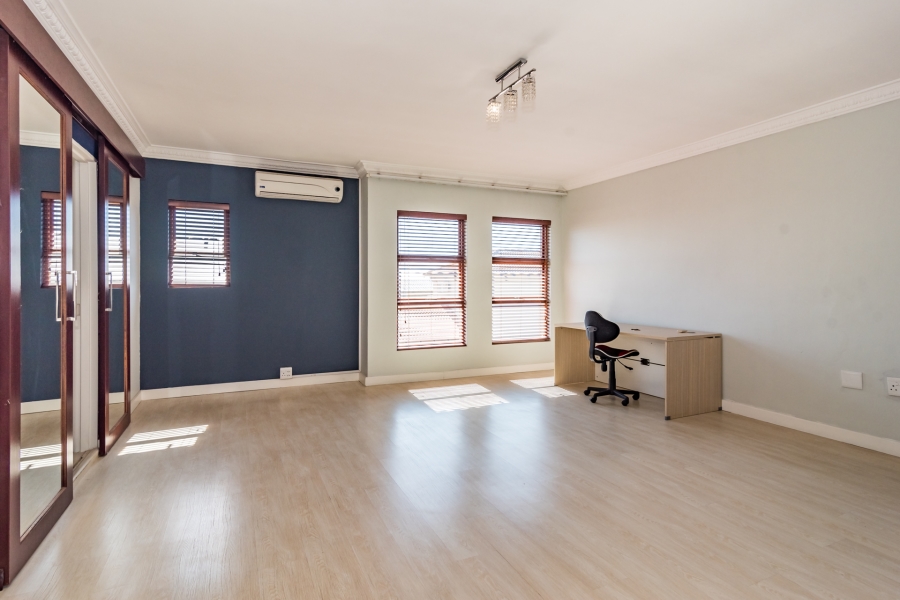 5 Bedroom Property for Sale in Crescent Wood Country Estate Gauteng