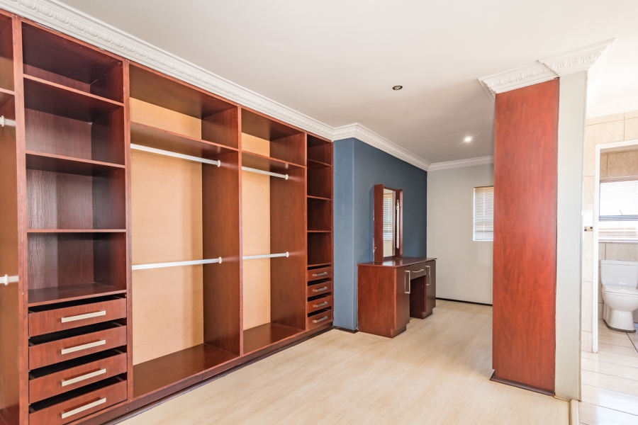 5 Bedroom Property for Sale in Crescent Wood Country Estate Gauteng