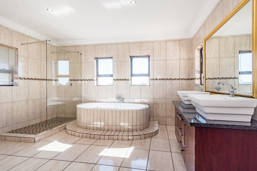5 Bedroom Property for Sale in Crescent Wood Country Estate Gauteng