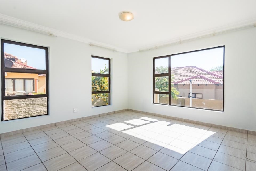 5 Bedroom Property for Sale in Crescent Wood Country Estate Gauteng