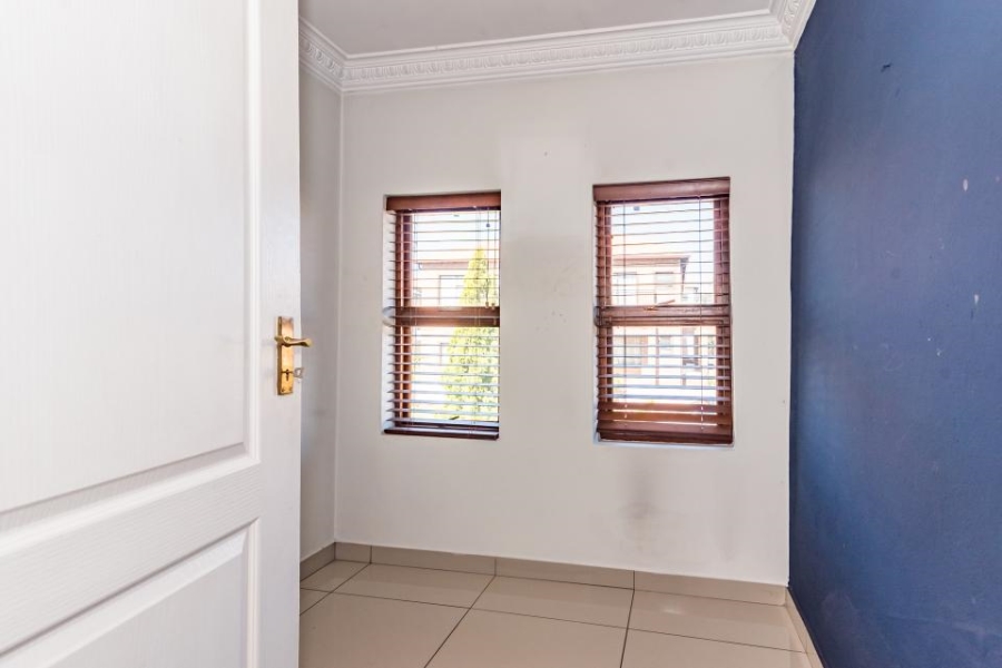 5 Bedroom Property for Sale in Crescent Wood Country Estate Gauteng