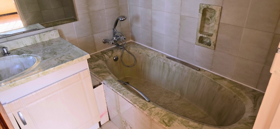 6 Bedroom Property for Sale in Oakdene Gauteng